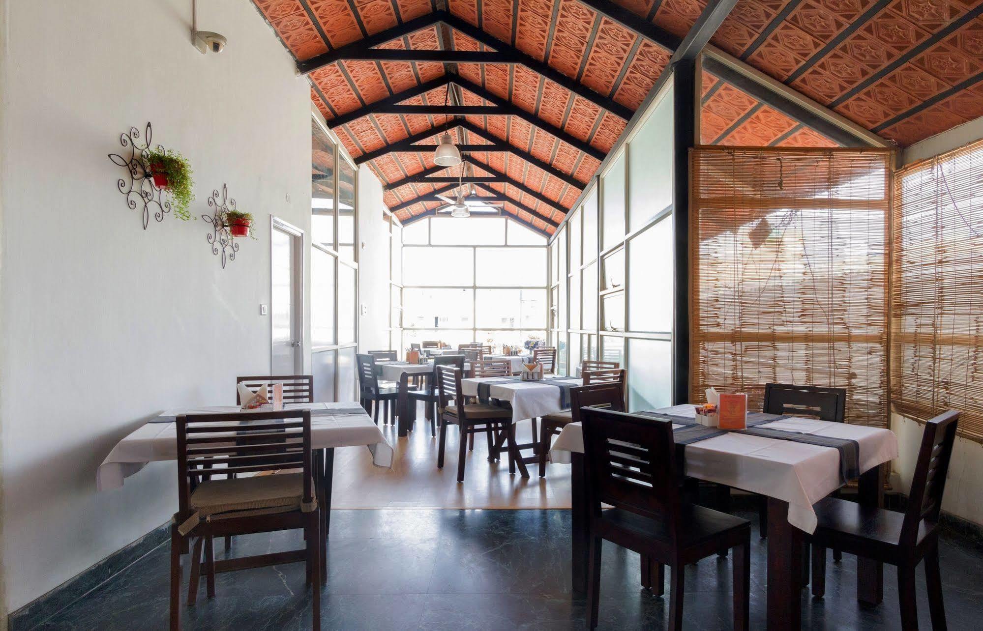Maple Suites, Serviced Apartments Bangalore Buitenkant foto